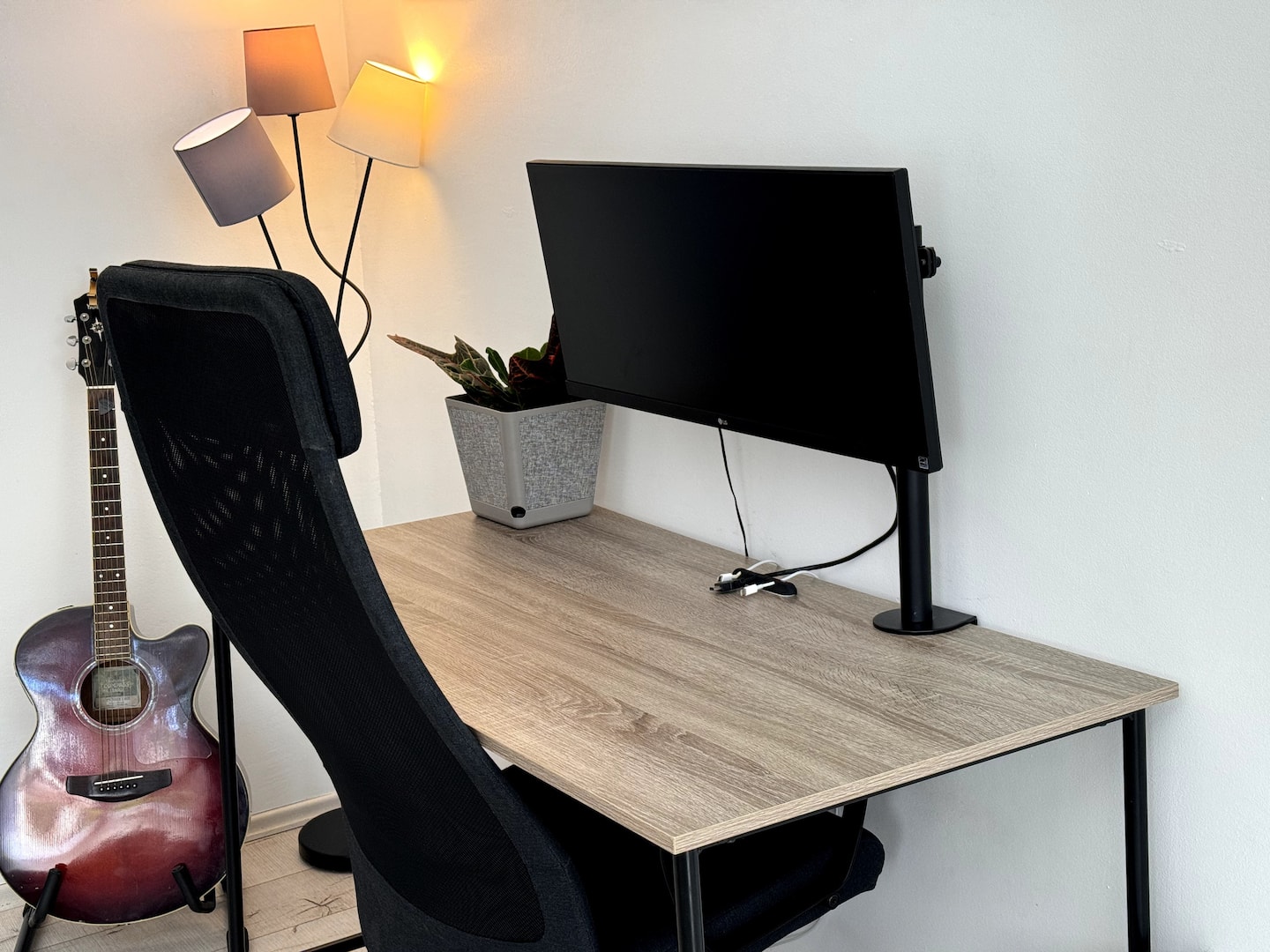 Close-up of the desk with an external monitor and monitor arm